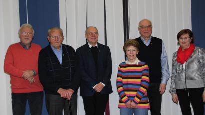 Bild: ads
KAB Präses Hl. Dreifaltigkeit Pfarrer Ludwig Gradl (Dritter von links) und KAB-Vorsitzende Hildegard Zimmer- Sperl (rechts) konnten Otto Held, Michael Lippert und das Ehepaar Gisela und Manfred Baldauf (von links) für 50 Jahre Treue zur KAB Hl. Dreifaltigkeit würdigen.
