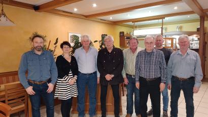 Bild: Schimmer/exb
Johann Schmidl (Dritter von links) ist seit 40 Jahren Jagdvorsteher. Unser Bild zeigt ihn im Kreise der Spitze der Jagdgenossenschaft.