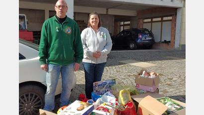 Bild: Reservistenkameradschaft Waldsassen/exb
Katja Filchner von der Reservistenkameradschaft Waldsassen zusammen mit Robert Hoyer von der Krieger-, Reservisten- und Soldatenkameradschaft Mitterteich bei deren Sammelstelle mit den Paketen, die mit Unterstützung des Kinderschutzbunds Tirschenreuth zusammengetragen wurden.