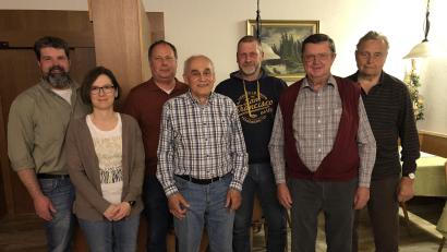 Bild: Andreas Royer
Die neuen und ausscheidenden Vorstandsmitglieder des Imkervereins Jura-Högen mit (von links) Alexander Bock, Andrea Polster, Roland Göhring, Karlheinz Haas, Bernd Fischer, Helmut Pesel und Günther Gottsmann.
