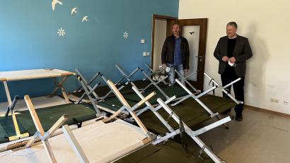 Archivbild: Christine Hollederer
Landrat Richard Reisinger (rechts) und Georg Jobst, der Leiter des Sozialamts am Landratsamt Amberg-Sulzbach, inspizieren Feldbetten in der Notunterkunft in Auerbach.