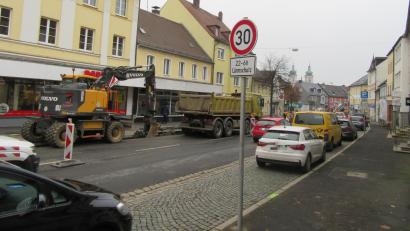Archivbild: kgg
Die Erneuerung der Fahrbahnränder der Bundesstraße 299 durch die Innenstadt von Waldsassen wird am 4. April fortgesetzt. Die Ortsdurchfahrt wird dann nur halbseitig befahrbar sein, später gibt es dann eine Vollsperrung.