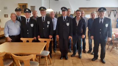 Bild: Michael Huber/exb
Bei der Krieger- und Soldatenkameradschaft Weiding bleibt im Führungsgremium alles wie gehabt (v. l.): Beisitzer Wolfgang Pfaffl, Kreisvorsitzender Josef Hauer, 2. Vorsitzender Wolfgang Fleck, Beisitzer Johann Rosenmüller, Vorsitzender Richard Ferstl, 2. Schriftführer Alois Fuchs, Kassier Willi Ring, Fahnenjunker Manfred Unertl, Bürgermeister und Beisitzer Manfred Dirscherl, Kassenprüfer Franz Neuwirth, Beisitzer Alois Wutz und Schriftführer Michael Huber.