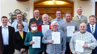 Bild: jp
Der CSU-Ortsverband Pfaffenhofen ehrt langjährige Mitglieder (hintere Reihe, von links): Rainer Angermann, Zweiter Bürgermeister Andreas Otterbein, Helmut Neugebauer, Sebastian Weber, Martin Hollweck, MdL Harald Schwartz und Bürgermeister Stefan Braun; vordere Reihe (von links): Vorsitzender Jürgen Rubenbauer, MdB Susanne Hierl, Rudolf Beer, Heinz Fasoldt und Michael Polster .