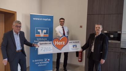 Bild: dob
Filialleiter Anton Zilbauer (links) und sein Stellvertreter Gerhard Schiml (Mitte) haben 7250 Euro stellvertretend an Bürgermeister Andreas Wutzlhofer übergeben.