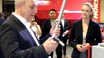 Bild: Hirsch
IfTA-Geschäftsführer Dr. Jakob Hermann (links) erläuterte Ministerin Judith Gerlach (rechts) ein Gerät zur Überwachung von Verbrennungsschwingungen in Gaskraftwerken.