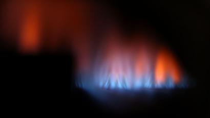 Bild: Karl-Josef Hildenbrand/dpa
Eine Gasflamme brennt hinter dem Sichtfenster eines Gas-Durchlauferhitzers.