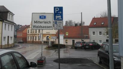 Bild: kgg
Für Autofahrer aus Richtung Grenzübergang waren bereits am Freitag die großen Hinweisschilder in Richtung Autobahn (Bild) aufgestellt: Die Umleitungsroute verläuft von der Egerer Straße nach rechts in die Münchenreuther Straße und dann weiter auf dem ehemaligen Bahndamm in Richtung Baumeister-Emil-Engel-Straße.