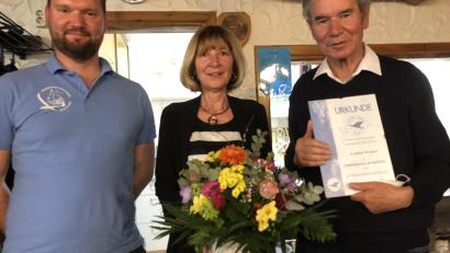 Bild: gdö
Der 76-jährige Friedrich Westiner (rechts) wurde für seine Verdienste beim Aeroclub Erbendorf mit einer Ehrenurkunde und der bronzenen Ehrennadel ausgezeichnet.