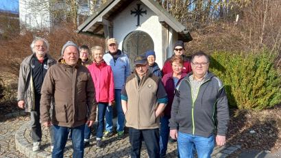 Bild: soj
Die Josefiwanderung des Fichtelgebirgsvereins endete an der Kapelle der Firma Wartinger. Natürlich waren einige Josefs dabei: Josef Söllner (vordere Reihe von links), Josef Schinner und Josef Wartinger.