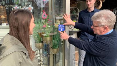 Bild: ck
Eine "Offene Tür für Kinder" hat Gerhard Stahl in seinem Haushaltswarengeschäft am Marktplatz gegenüber der Bushaltestelle. Hier können Kinder und Jugendliche Schutz finden, wenn sie sich bedrängt oder bedroht fühlen.