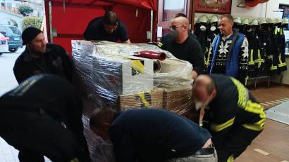 Bild: bey
Im Feuerwehrhaus Oberwildenau verpacken die Wehrmitglieder die gespendeten Hilfsmittel transportsicher in einem Folienüberzug.