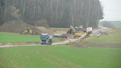 Bild: bey
Weil es für die Lastwagen keine Wendemöglichkeit gibt, müssen sie die Straßenbaustelle aus beiden Richtungen über hunderte von Metern rückwärts anfahren.