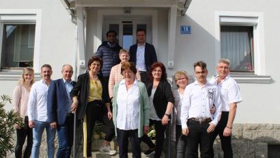 Bild: soj
Der Jubilarin Dorothea Pöllmann (vordere Reihe, Mitte) gratulierten zum 80. Geburtstag zahlreiche Personen aus der Familie und der Gemeinde Ebnath.