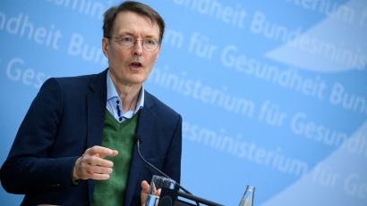 Bild: Bernd von Jutrczenka/dpa
Karl Lauterbach (SPD), Bundesminister für Gesundheit, äußert sich bei einer Pressekonferenz im Bundesgesundheitsministerium zur aktuellen Corona-Lage.