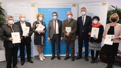 Bild: usc
Die Geehrten aus der mittleren und nördlichen Oberpfalz (von links): Ehepaar Gabriele und Hans Beck aus Amberg, Rita Siegert aus Neustadt/WN, Gesundheits- und Pflegeminister Klaus Holetschek, Julius Schmatz aus Nittenau, Abgeordneter Harald Schwartz, Erna Möller aus Weiden und Petra Waldhauser aus Hirschau.