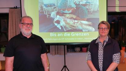 Bild: bsc
Mit langem Beifall dankten Besucher und Vorstandschaft der Kolpingfamilie Friedenfels Martina Scheitinger (rechts) für ihren Einsatz für die Ärmsten der Armen. Kolping-Vorsitzender Reiner Gärtner (links) überreichte der erfahrenen OP-Schwester ein Geschenk.