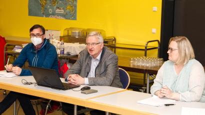 Bild: njn 
Auf dem Bild (von links) David Runschke, Integrationslotse des Landkreises Tirschenreuth, Bürgermeister Johannes Reger und Jasmin Fütterer, Initiatorin der Infoveranstaltung zur Ukraine-Hilfe in Erbendorf.