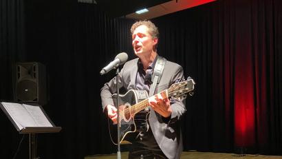 Bild: Roland Strehl/exb
Stefan Schael bei seinem Elvis-Konzert „Memories“ in Kümmersbruck.