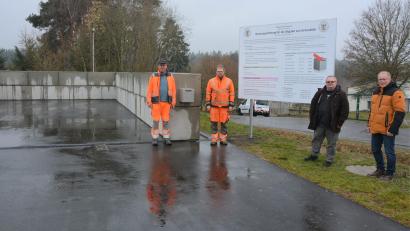 Bild: jr
Die neue Grüngutabgabestelle in Konnersreuth ist seit Freitag geöffnet. Darüber freuten sich (von links) Bauhofleiter Alfons Haberkorn, Mitarbeiter Andreas Neumann, Sachbearbeiter Thorsten Malikowski und Bürgermeister Max Bindl. Was bei der Anlieferung alles zu beachten ist, wurde auf einer Infotafel zusammengefasst.