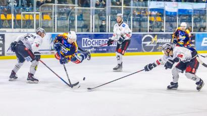 Bild: Tobias Neubert
Der fliegende Lette: Edgars Homjakovs war beim finalen Play-off-Spiel gegen die Black Dragons aus Erfurt nicht zu stoppen: Er erzielte beim 6:1-Sieg der Blue Devils drei Tore.
