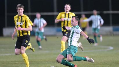 Archivbild: ref
Nach zuletzt zwei Niederlagen gegen die Spitzenteams Eintracht Bamberg und Vilzing (Bild) peilen die Gebenbacher um Timo Kohler
(vorne am Ball) im Heimspiel gegen Don Bosco Bamberg wieder einen Sieg an.