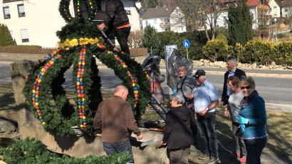 Bild: cro
Hoch hinauf musste Werner Richter vom Team „Osterbrunnen“ der Frauen-Union um Vorsitzende Annemarie Sladky (Zweite von rechts) , damit die farbenfrohe Osterkrone auch von allen Seiten prachtvoll aussieht.