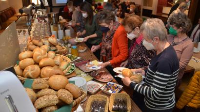 Bild: dob
An einer langen Frühstückstafel konnten die Landfrauen beherzt zugreifen und sich das gemeinsame Mahl schmecken lassen.