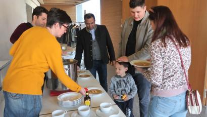 Bild: rha
Auch den Gästen aus der Ukraine schmeckt die bayerische Kartoffelsuppe. Pater Robin Xavier (Mitte) wünscht guten Appetit.