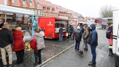 Bild: njn
Trotz des schlechten Wetters war am Freitagvormittag beim ersten Wochenmarkt einiges am Unteren Markt los.