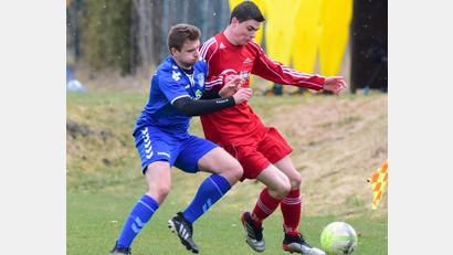 Bild: Thomas Schrems
Der Kondrauer Tobias Marti (rechts) wird in dieser Szene von Maximilian Träger (ASV Wunsiedel) bedrängt.