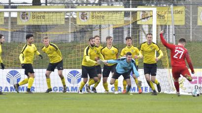 Bild: Hubert Ziegler
Brenzliche Situation in der Schlussphase vor dem Amberger Tor: Schiedsrichter Oliver Barnert entschied auf direkten Freistoß für die Gäste, doch Edward Hinz vom TSV Seebach (rechts) scheiterte am Abwehrbollwerk der Hausherren im Fünfmeterraum um (von links) Mario Schmien, Kapitän Benjamin Burger, Anil Kilic, Lukas Heinrich, Dennis Kramer, Marcel Hack, Ludwig Richthammer, Torhüter Manuel Baumgärtner, Yannik Haller und Tobias Götz.
FC Amberg - TSV Seebach 1:0 (1:0)
Fußball Landesliga Mitte 
Saison 2021/22
Bild: Hubert Ziegler