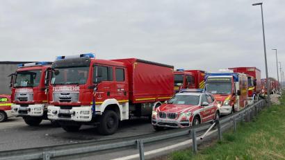 Bild: mde
Am Hilfskonvoi der Feuerwehren Bayerns ist der Versorgungslastkraftwagen (Bildmitte) der Feuerwehr Kemnath mit zwei Feuerwehrleuten beteiligt. Seit Freitagmorgen befinden sich 81 bayerische Brandschützer mit 40 Fahrzeugen im Katastrophenschutzeinsatz. Mit 31 Transportfahrzeugen werden Hilfsgüter in Form von feuerwehrtechnischer Ausrüstung in Richtung Ukraine geliefert.