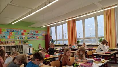 Bild: fpoz
Im Unterrichtsraum der Kombiklasse 1/2C und im angrenzenden Gruppenraum wurden zehn Deckenmodule und zwei Schallschluckelemente installiert. Jetzt entspricht das Klassenzimmer der vorgegebenen Richtlinie „Hörsamkeit in Räumen“, informiert Schulleiterin Johanna Reger (hinten).
