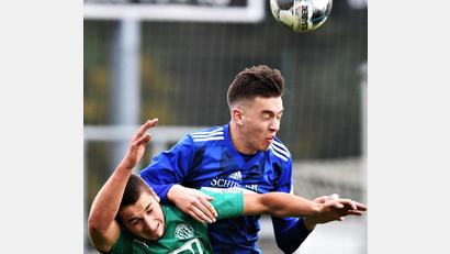 Archivbild: G. Büttner
Fabian Helleder (blaues Trikot) traf per Kopf zur 1:0-Führung für die SpVgg SV Weiden.