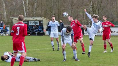 Bild: Guenter Uschold
Erfolglos fordern die Schwarzhofener (rote Trikots) hier einen Elfmeter, der den möglichen Ausgleich zum 2:2 hätte bedeuten können. In den letzten Minuten warfen sie trotz Unterzahl alles nach vorne, fingen sich nach einem Konter allerdings noch das 1:3.