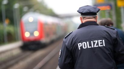 Bild: Jonas Walzberg/dpa/Symbolbild
Ein Polizist läuft über einen Bahnsteig.