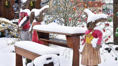 Bild: Stephan Huber
Verschneit präsentierte sich der Dorfplatz in Mittelreinbach mit seiner Oster-Dekoration am Sonntag.