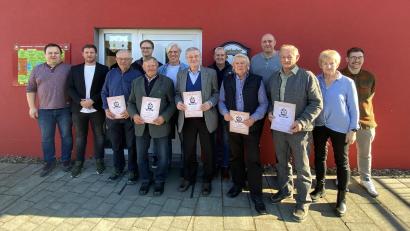 Bild: DJK Dürnsricht-Wolfring/exb
Abteilungsleiter Stefan Schleicher und zweiter Vorsitzender Daniel Straller (von links) zeichneten Erich Saffert, Christoph Peter, Friedbert Brand, Konrad Plank, Manfred Kirchberger, Markus Winkler, Manfred Wanzke, Christoph Pronath, Georg Hellerbrand, Maria Schleicher und Fabian Lobinger aus.