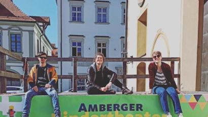 Bild: Steffi Bürger/exb
Die Schauspieler von „FarbAffenLand“, Nils Hüttenrauch, Marie Wuillème und Nada Degrell (von links), freuen sich über ihren Sieg.