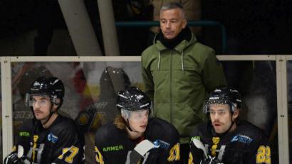 Archivbild: Andreas Brückmann
Trainer Dirk Salinger (hinten) steht auch in der kommenden Saison an der Bande des ERSC Amberg.