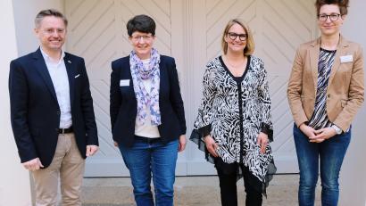 Bild: do
Mit Kerstin Hörl und Christiane Colditz (von rechts) begrüßte Fördervereinsvorsitzender MdL Tobias Reiß offiziell neues Personal in der Internationalen Begegnungsstätte Kloster Speinshart. Hotelbetriebswirtin Ute Dörrzapf (Zweite von links) ist schon länger im Begegnungszentrum beschäftigt und betreut den Tagungsbereich