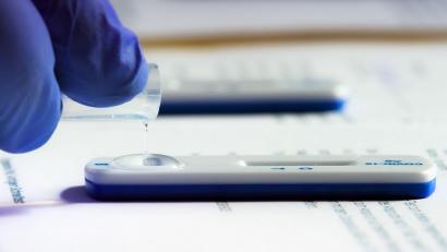 Symbolbild: Soeren Stache/dpa
Der Landkreis Tirschenreuth meldet langsam weniger Coronainfektionen als in den vergangenen Wochen.