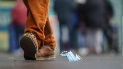 Bild: Frank Rumpenhorst/dpa
Ab diesem Sonntag fällt die Maskenpflicht in vielen Bereichen.