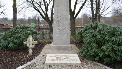 Bild: bjp
Nur als Zahl erscheinen die Gefallenen und Vermissten des Zweiten Weltkriegs zurzeit auf einer Gedenkplatte beim Gefallenenmahnmal. Der Heimatpflegebund will dies ändern und gemeinsam mit der Stadt eine Lösung finden, die den Soldaten gleichsam ihre Namen wiedergibt.