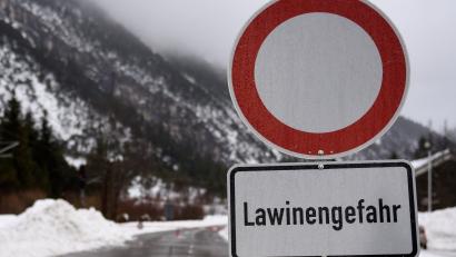 Symbolbild: Angelika Warmuth/dpa
Ein Schild weist auf Lawinengefahr hin.