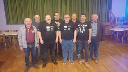 Bild: hme
Peter Kagerer (vorne, Mitte) ist der neue "Oberstopsler" des Stopselclub 1951 in Oberwildenau. Dritter Bürgermeister Johann Kick (rechts) wünscht der neuen Führungsriege eine erfolgreiche Arbeit.