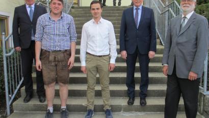 Bild: Birgit Scharrer/exb
Florian Gottschalk aus Kainsricht (Zweiter von links) und Florian Kolb aus Bachetsfeld (Dritter von links) freuen sich über ihren Abschluss.