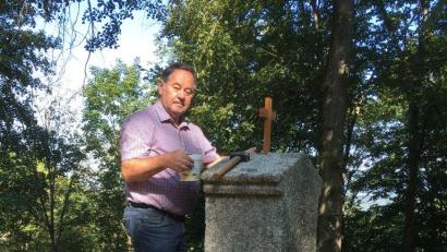 Bild: adj
Ehrenvorsitzender Alfons Plößner montierte die neuen Kreuze auf dem Kreuzweg zum Basaltkegel