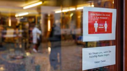 Bild: Philipp von Ditfurth/dpa
Ein Schild an der Eingangstür eines Schreibwarengeschäfts in Staufen im Breisgau. In großen Teilen Deutschlands entfallen nahezu alle Corona-Schutzmaßnahmen, wie zum Beispiel Maskenpflicht und 3G-Regel.